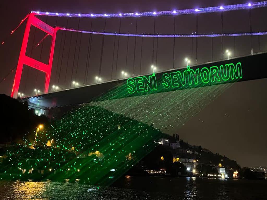 İstanbul Boğazı’nda yattan köprüye lazerle evlilik teklifi mesajı
